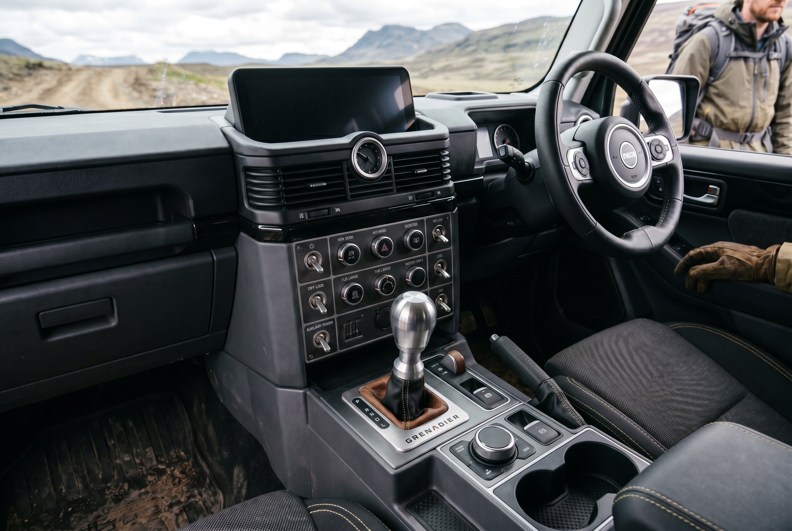 Ineos Grenadier interieur met aluminium knop