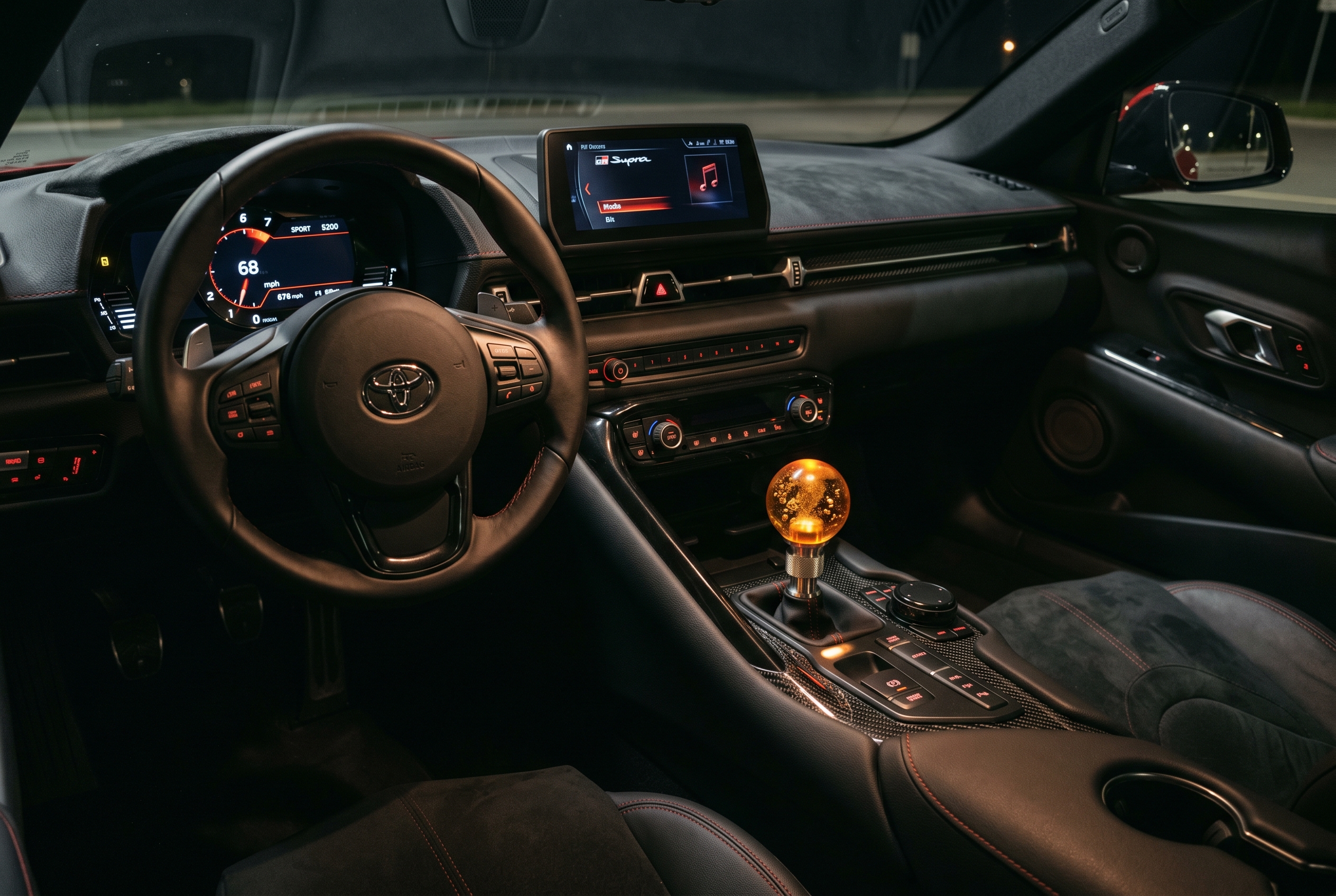 Toyota Supra interieur met JDM-knop