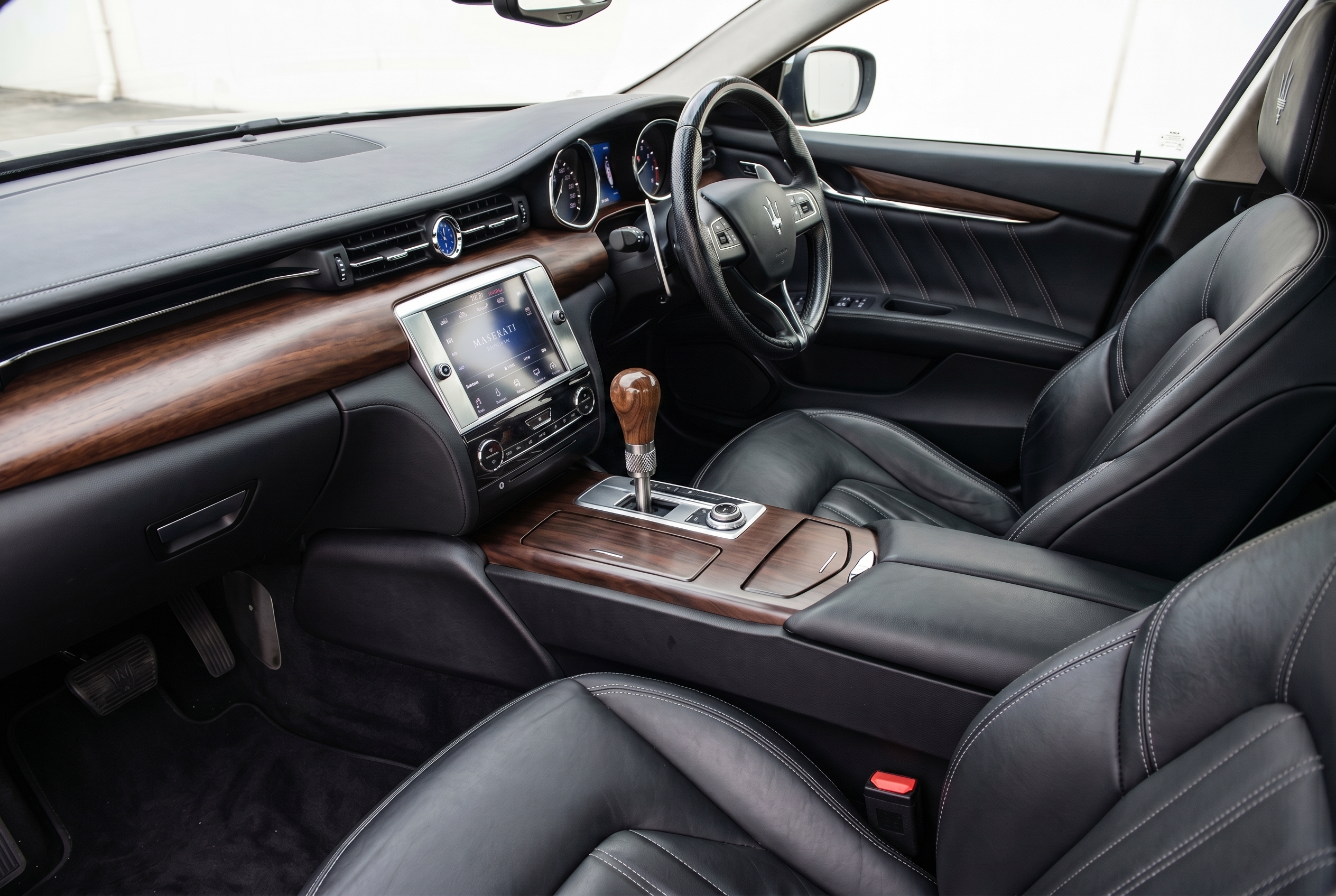 Maserati met houten tribute shifter