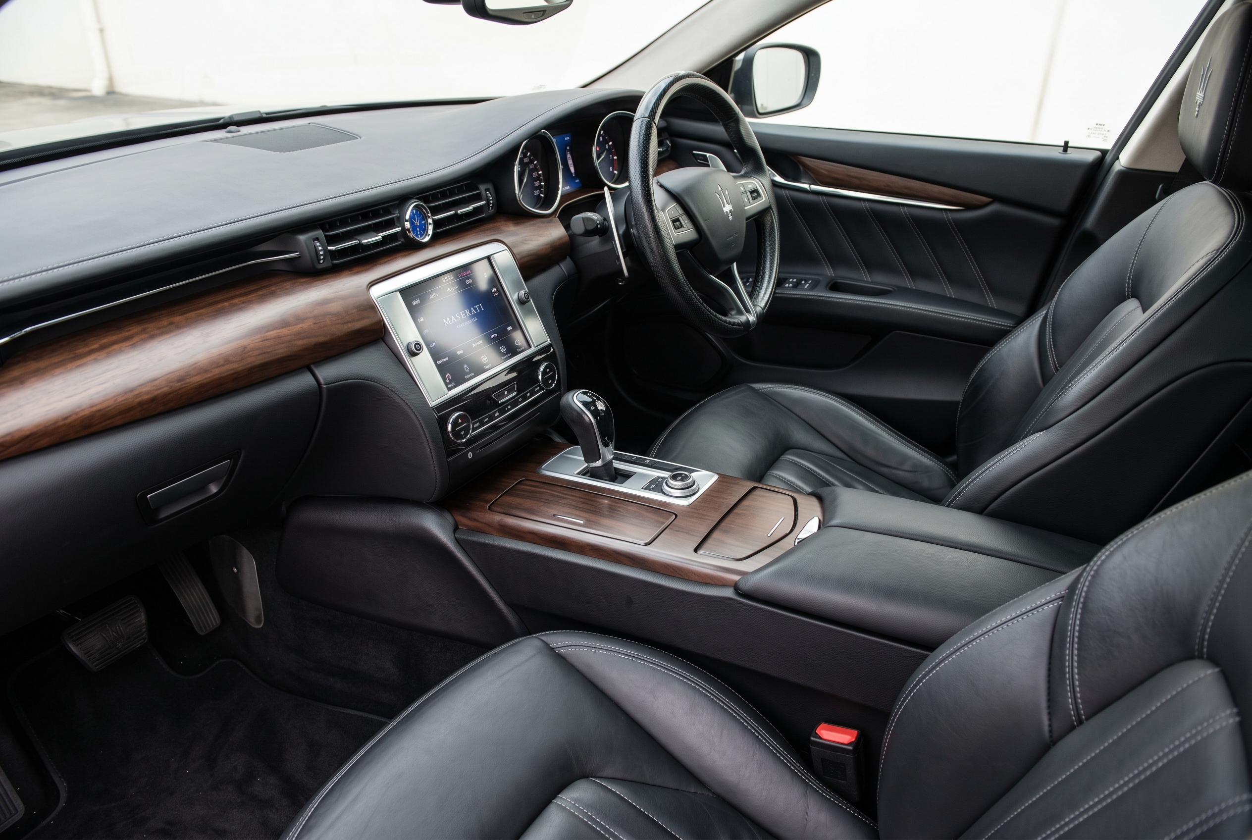 Moderne Maserati met plastic pook